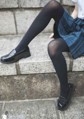 男人趴在女人身上曰皮_DVD视频大全
